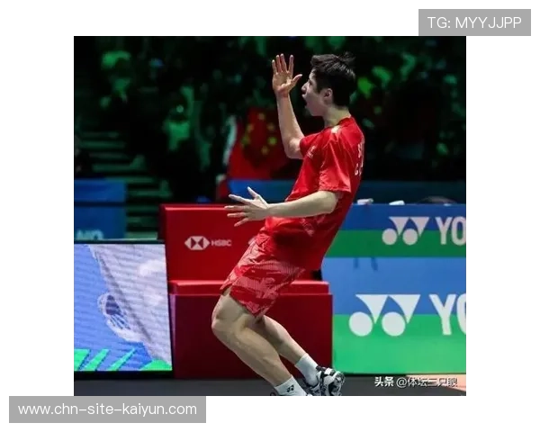 石宇奇世锦赛半决赛化解对手赛点，瘫坐场边喘息成经典瞬间