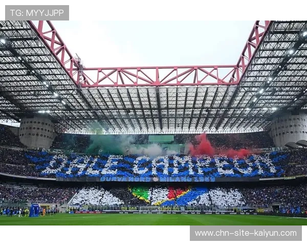 球迷看台展示TIFO，声援球队战术执行